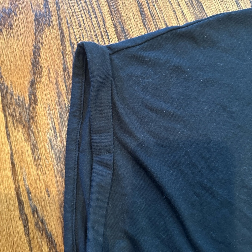 Tommy Bahama Black V- T-Shirt Sz M NWOT - Picture 6 of 6